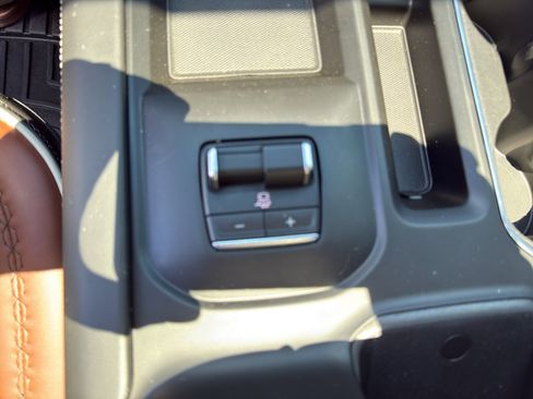 Used 2024 GMC Sierra 3500 Denali Ultimate AWD/4WD image 15