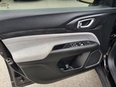 Used 2022 Jeep Compass Latitude image 14