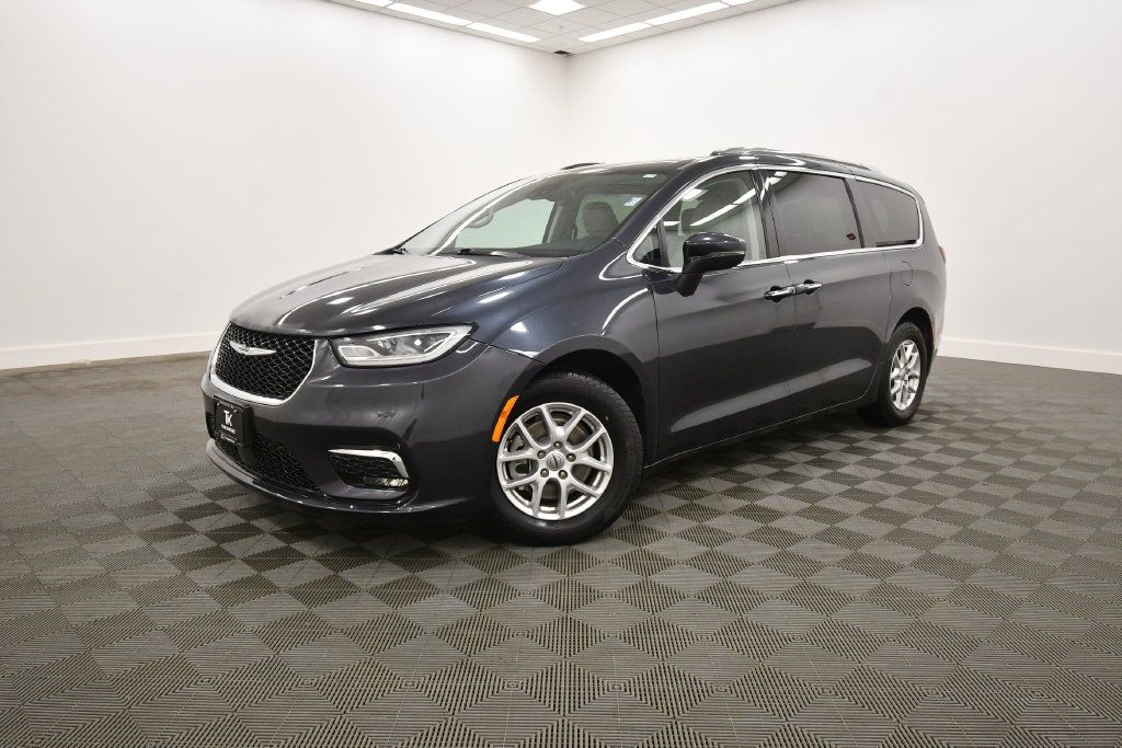 Used 2021 Chrysler Pacifica Touring-L FWD image 2