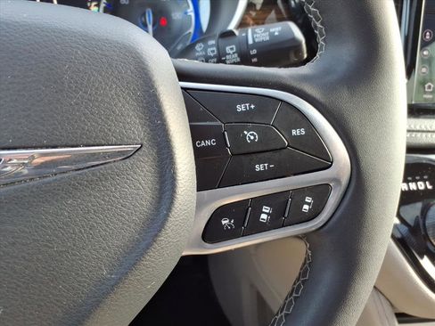 Used 2023 Chrysler Pacifica Limited image 26