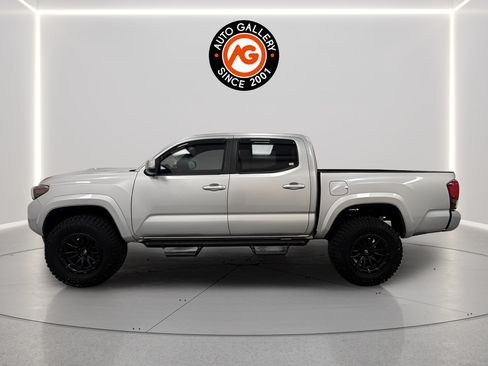 Used 2019 Toyota Tacoma TRD Sport w/ Technology Package AWD/4WD image 4