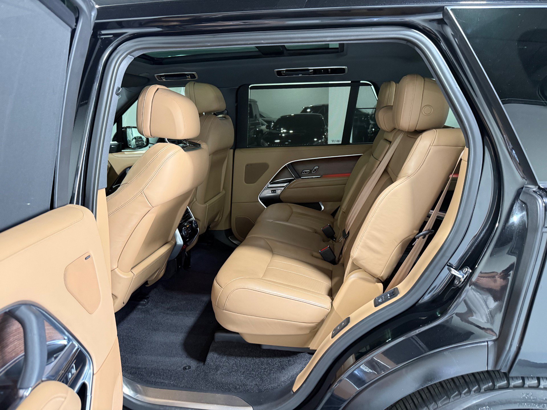 Used 2024 Land Rover Range Rover Long Wheelbase SE AWD/4WD image 53