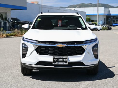 Used 2026 Chevrolet Trax LT w/ Sunroof Package FWD image 2