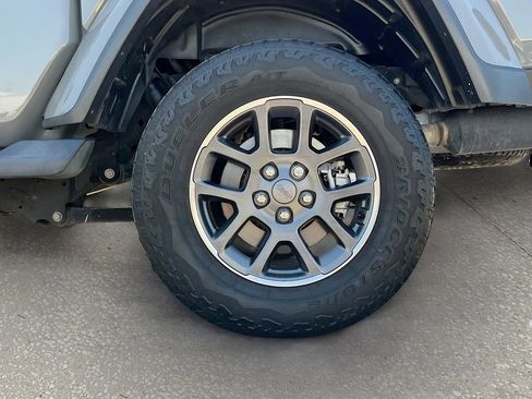 Certified 2020 Jeep Gladiator Overland AWD/4WD image 29