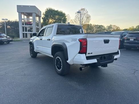 Used 2024 Toyota Tacoma TRD Off-Road AWD/4WD image 38