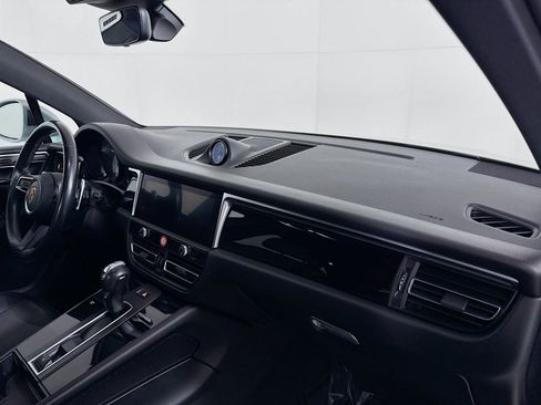 Certified 2022 Porsche Macan image 28