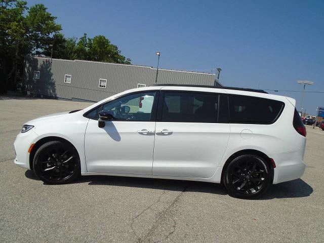 Used 2025 Chrysler Pacifica Limited FWD image 4