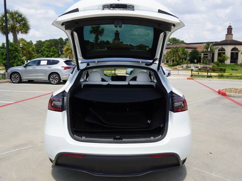 Used 2025 Tesla Model Y Long Range image 33