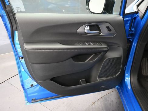 New 2027 Chrysler Pacifica Select FWD image 13