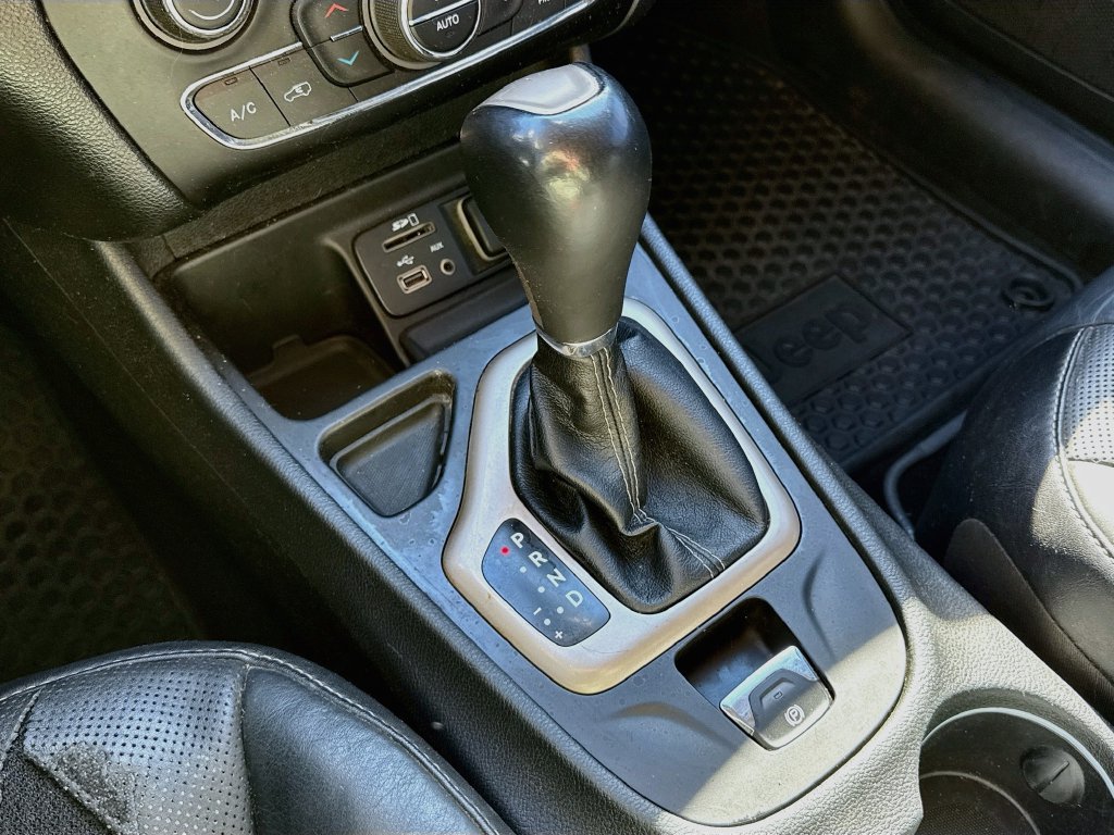 Used 2014 Jeep Cherokee Limited w/ Luxury Group FWD image 21