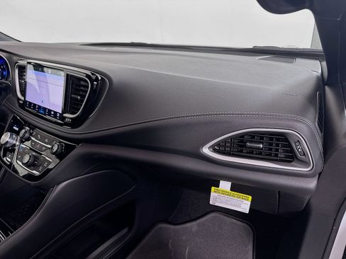 New 2027 Chrysler Pacifica Limited w/ S Appearance Package FWD image 32
