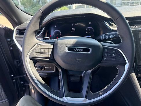 Used 2025 Jeep Grand Cherokee Laredo AWD/4WD image 15