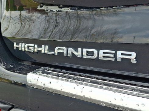 Used 2020 Toyota Highlander XLE image 32