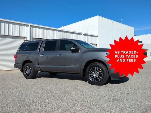 Used 2020 Nissan Titan SV w/ SV Convenience Package image 3