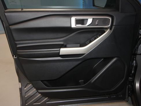 Used 2022 Ford Explorer XLT w/ Equipment Group 202A RWD image 5