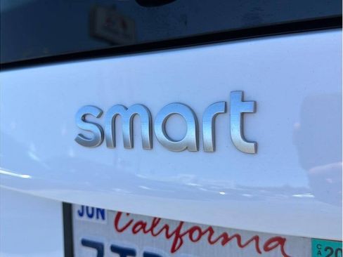 Used 2016 smart fortwo Proxy RWD image 18