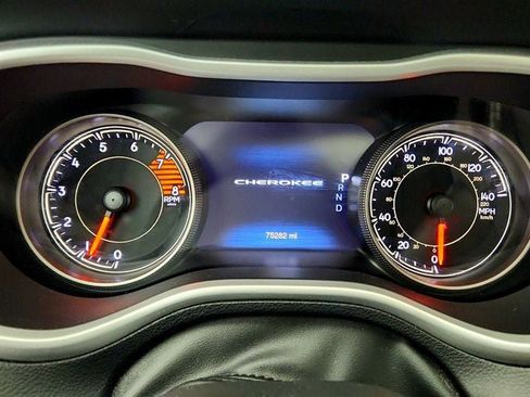 Used 2018 Jeep Cherokee Overland w/ Technology Group AWD/4WD image 14
