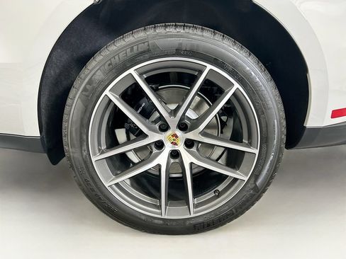Used 2026 Porsche Macan AWD/4WD image 32