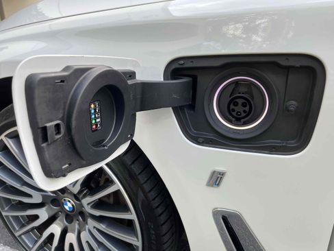 Used 2018 BMW 740e xDrive image 16