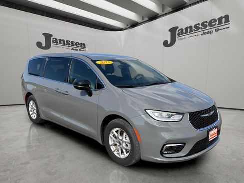 Used 2025 Chrysler Pacifica Select FWD image 7