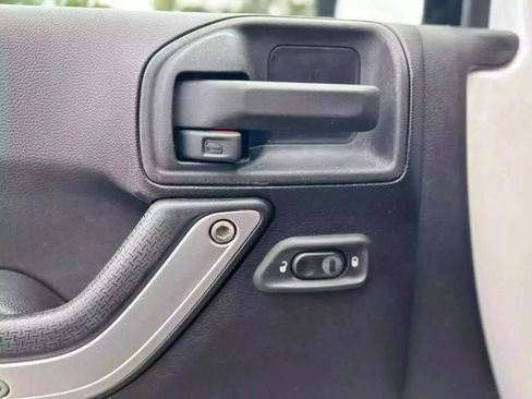 Used 2015 Jeep Wrangler Unlimited Sahara w/ Connectivity Group image 23