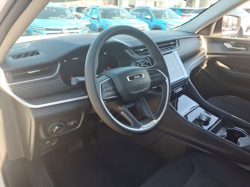 Used 2023 Jeep Grand Cherokee Laredo X image 13