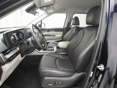 Certified 2024 Kia Carnival LX image 7