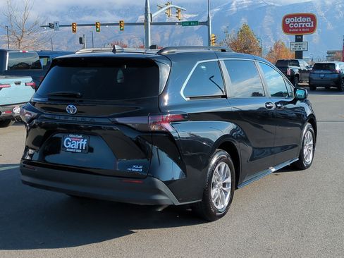 Used 2024 Toyota Sienna XLE image 3