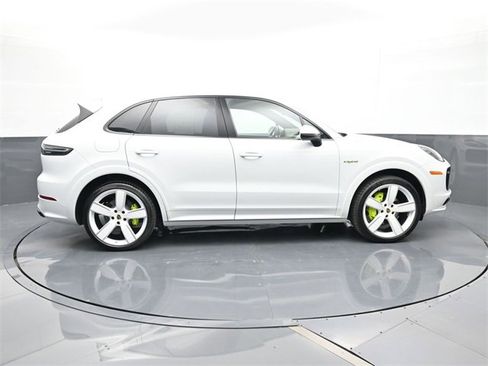 Used 2023 Porsche Cayenne Platinum Edition image 32