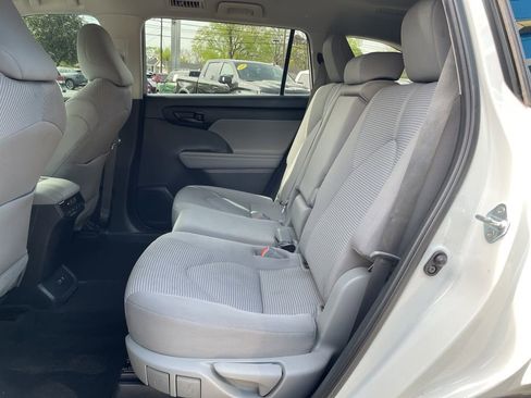 Used 2021 Toyota Highlander LE FWD image 40