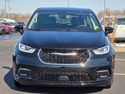 Used 2024 Chrysler Pacifica Touring-L image 3