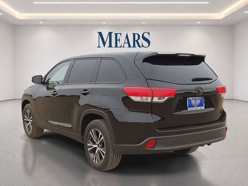 Used 2019 Toyota Highlander LE FWD image 3