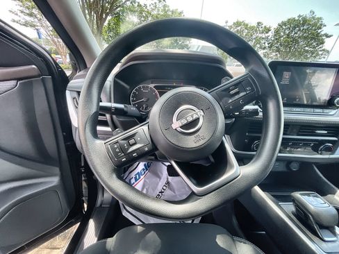 Used 2023 Nissan Rogue S FWD image 11