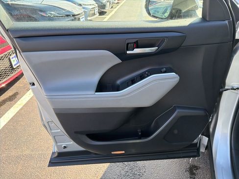 Used 2022 Toyota Highlander XLE image 23