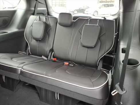 New 2026 Chrysler Pacifica Limited image 7