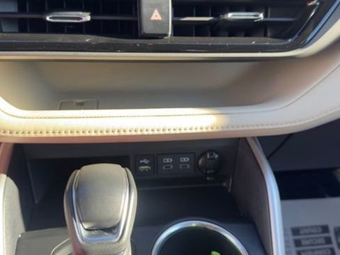 Used 2022 Toyota Highlander XLE image 16