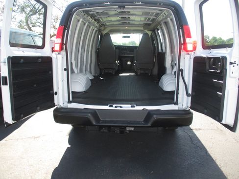 New 2026 GMC Savana 3500 w/ Driver Convenience Package RWD image 27