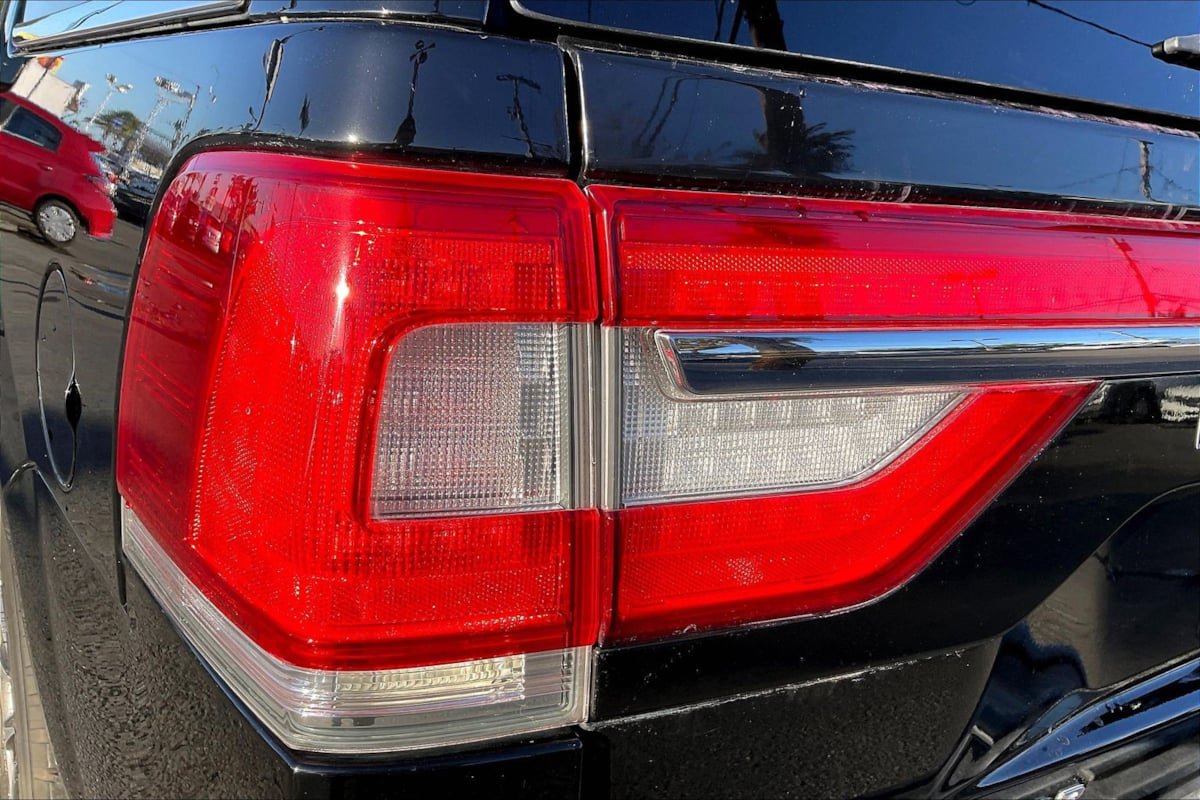Used 2016 Lincoln Navigator Select RWD image 31