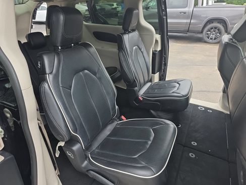 Used 2023 Chrysler Pacifica Limited FWD image 12