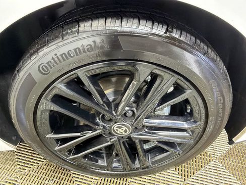 Used 2025 Toyota Camry SE w/ Convenience Package image 19