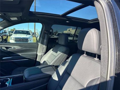 Used 2025 Chevrolet Traverse LT w/ Sun and Wheel Package image 17