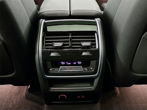 Used 2025 BMW X7 M60i w/ Executive Package image 27
