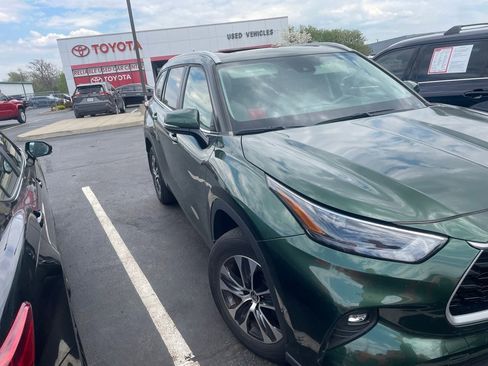 Used 2023 Toyota Highlander XLE image 2