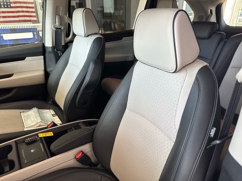 Used 2025 Honda Odyssey Elite image 18