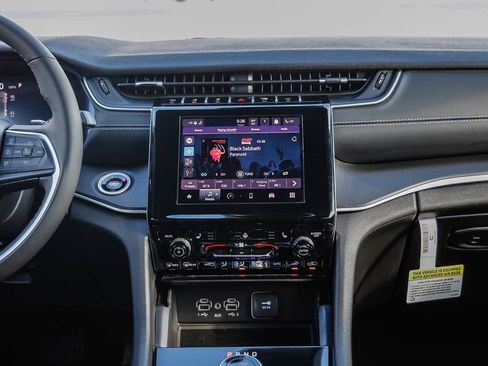 New 2025 Jeep Grand Cherokee Altitude image 14