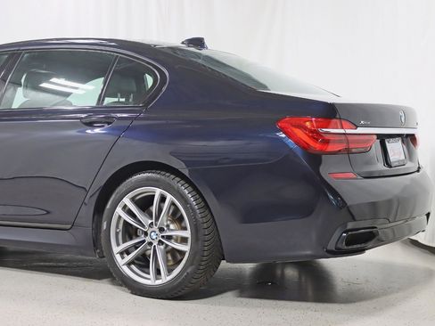 Used 2019 BMW 750i xDrive w/ M Sport Package image 9