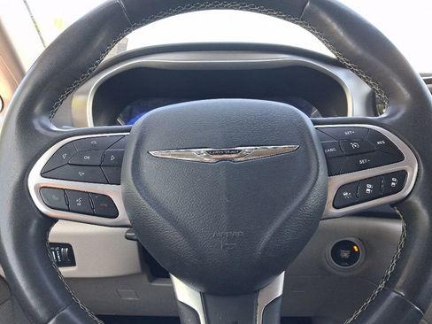 Used 2022 Chrysler Pacifica Touring-L FWD image 28