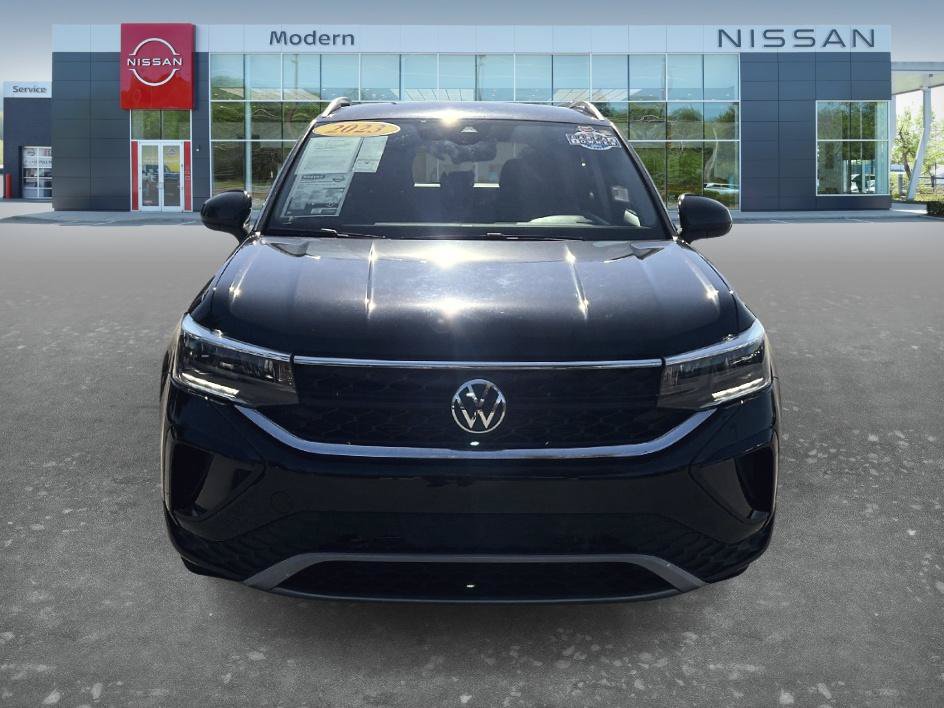 Used 2023 Volkswagen Taos SE w/ Black Wheel Package FWD image 2