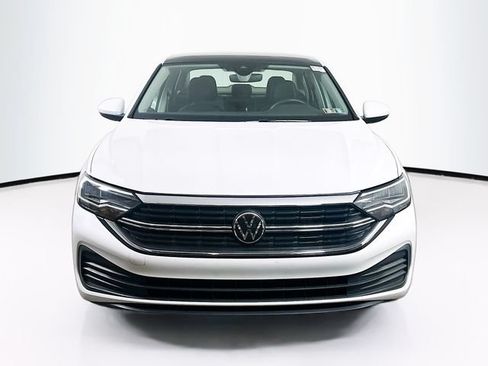 Used 2023 Volkswagen Jetta SE w/ Panoramic Sunroof Package FWD image 2