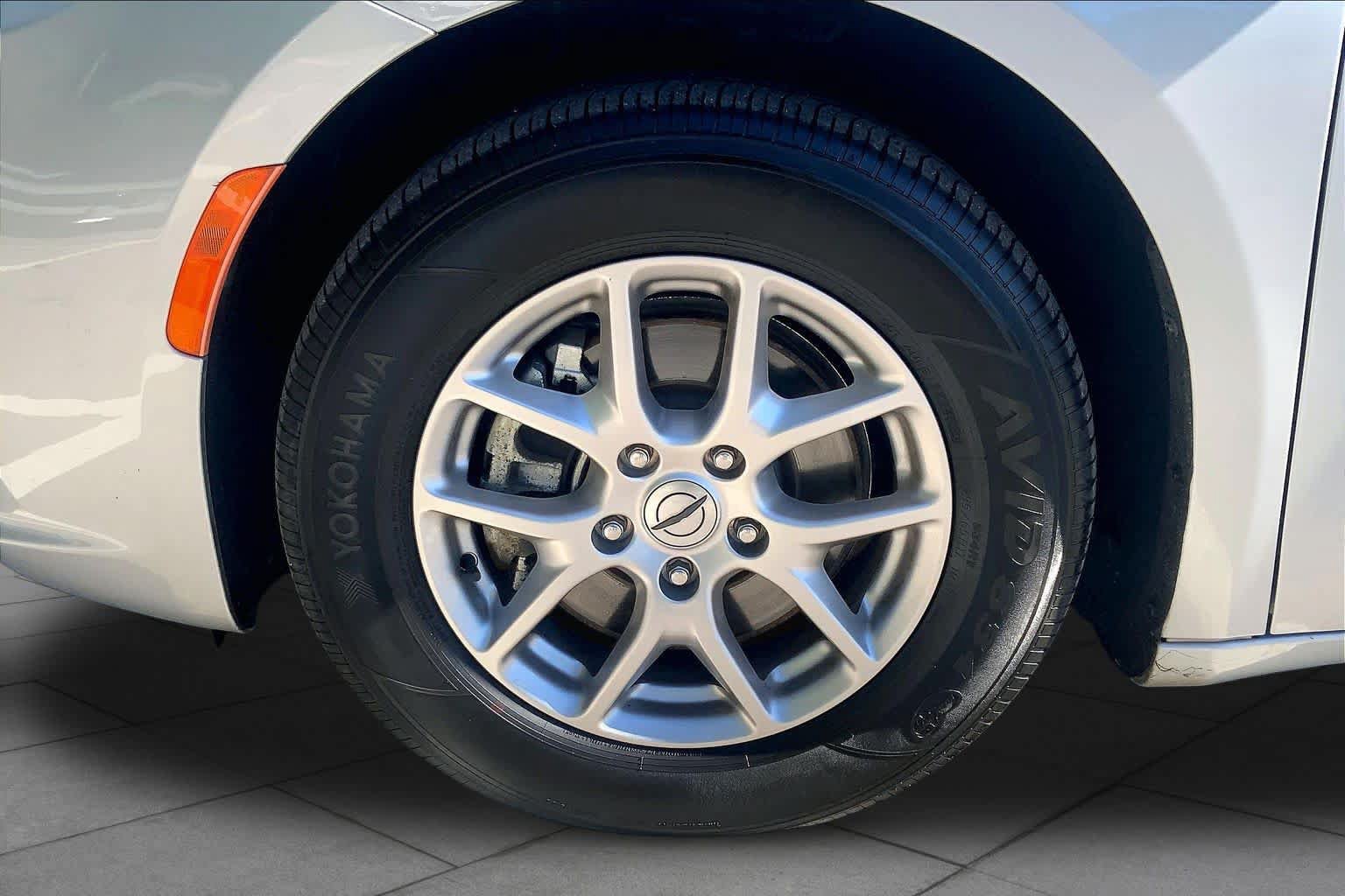 Used 2024 Chrysler Pacifica Touring-L FWD image 10